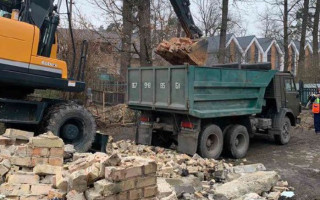 У Бучі розпочали демонтаж зруйнованих окупантами приватних будинків