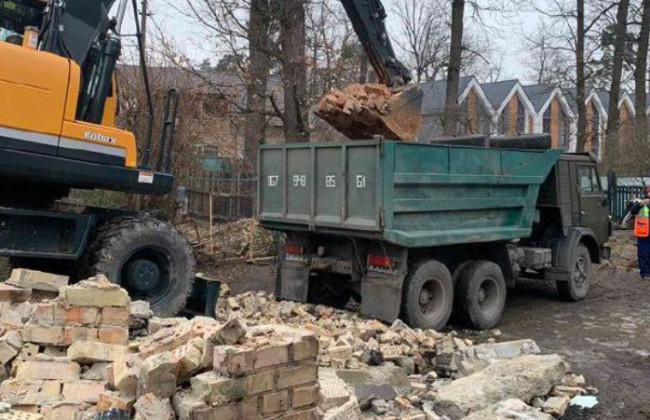 У Бучі розпочали демонтаж зруйнованих окупантами приватних будинків