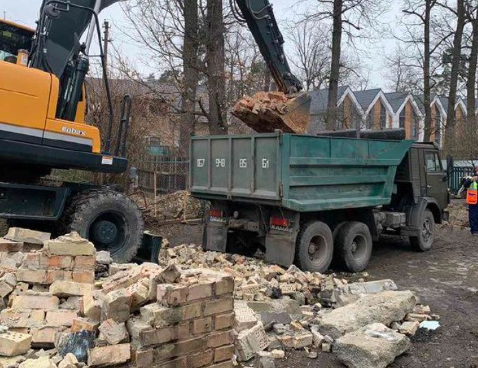 У Бучі розпочали демонтаж зруйнованих окупантами приватних будинків