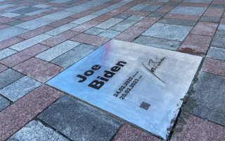 На Алеї сміливості у Києві встановили дошку з ім'ям Джо Байдена: фото