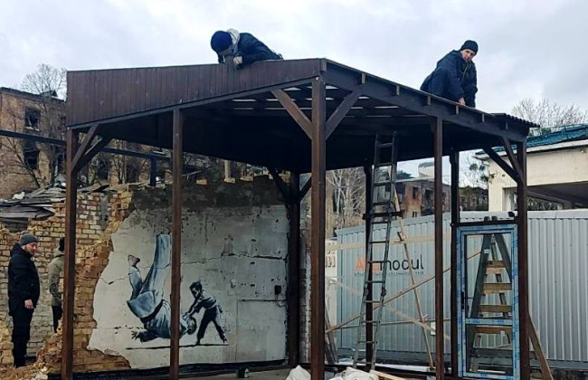 Возле работ Бэнкси в Бородянке устанавливают защитное стекло с накрытием и специальную систему в сочетании с охраной