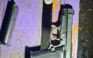 У Шевченківському районі Києва у чоловіка, який перебував у комендантську годину на вулиці, виявили предмет, схожий на пістолет, фото