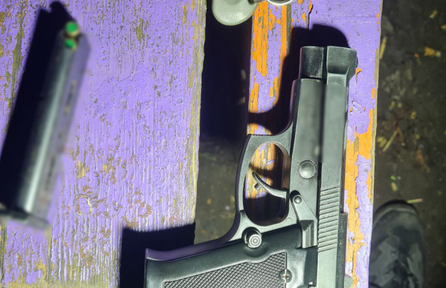 У Шевченківському районі Києва у чоловіка, який перебував у комендантську годину на вулиці, виявили предмет, схожий на пістолет, фото