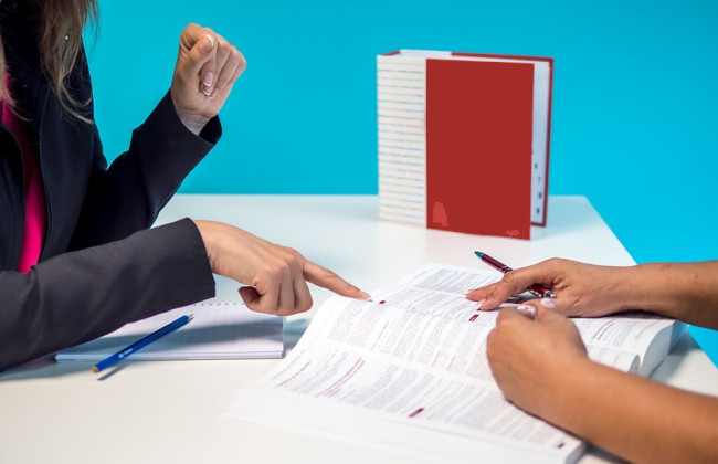 Работник не согласился с изменением существенных условий труда из-за войны: можно ли его уволить