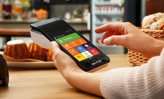 Кто из работников может производить расчеты через ПРРО