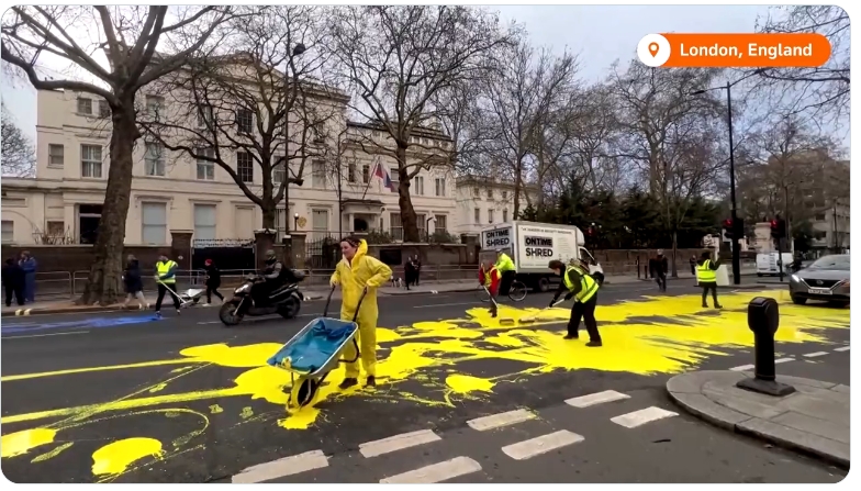 Улицу перед посольством рф в Лондоне покрасили в цвета украинского флага, видео