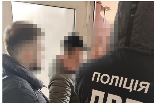 Предоставил фейковый документ о заболевании 5-летней дочери: полицейский «помог» военнообязанному бежать за границу