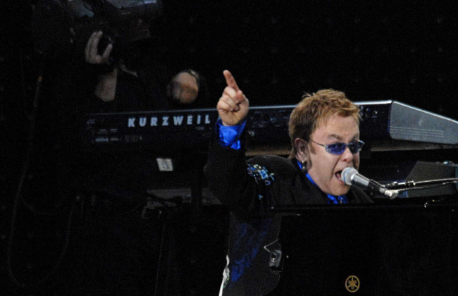 Елтон Джон задонатить Україні 125 000 доларів