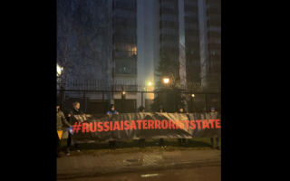 Сирена та постріли: як 24 лютого о 6-й ранку активісти розбудили російських дипломатів у Варшаві, відео