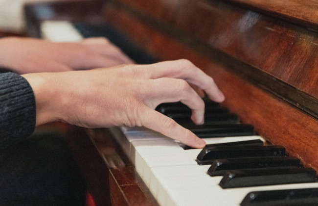 Радовалась, что оккупанты «не промахнулись» и авиабомбой разрушили лицей: в Житомире осудили преподавательницу музыки