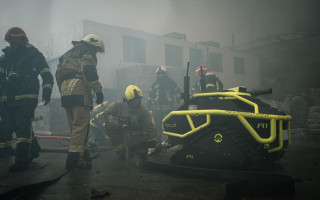 Масштабна пожежа на складі в Києві:  для гасіння вогню вперше застосували робота, відео