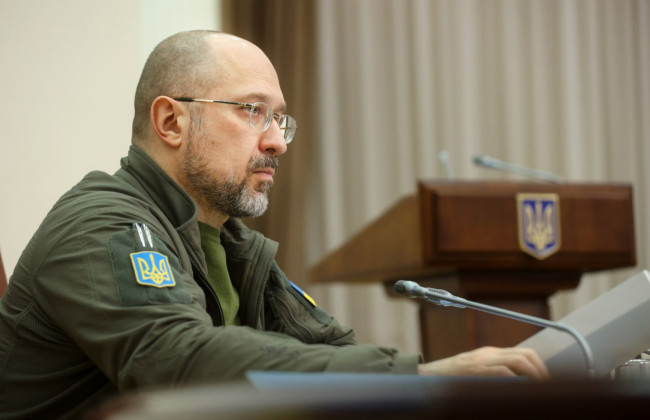 Шмыгаль ответил, могут ли забронированные работники уезжать в заграничные командировки