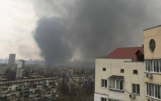 В Киеве произошел масштабный пожар на предприятии, видео