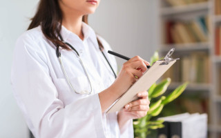 Чи надають медпрацівникам матдопомогу на оздоровлення під час війни