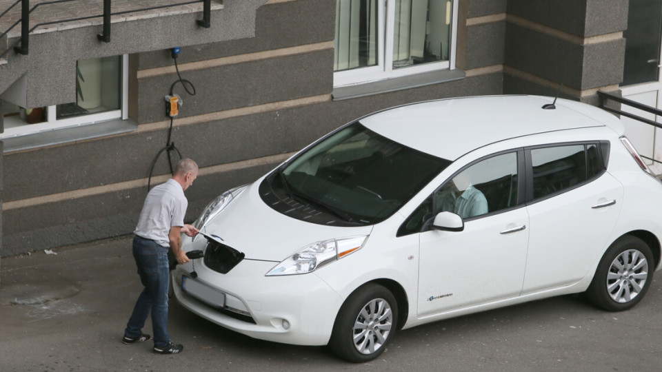 Застройщиков законодательно обязали отдавать в новых домах половину паркомест под электромобили