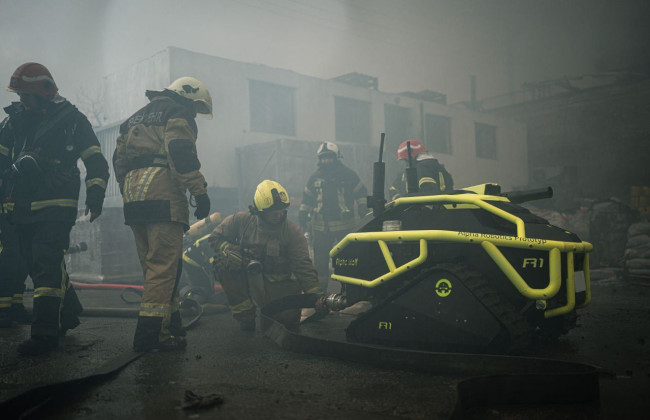 Масштабна пожежа на складі в Києві:  для гасіння вогню вперше застосували робота, відео