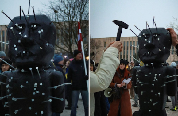 Біля посольства рф у Ризі можна вбити цвях у Путіна: фото