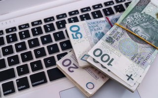 Українці в Польщі можуть отримати грошову допомогу: яку суму і хто має право