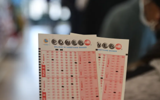 В Калифорнии мужчина подал в суд после того, как лотерея назвала победителя джекпота Powerball в размере  $2,04 миллиарда