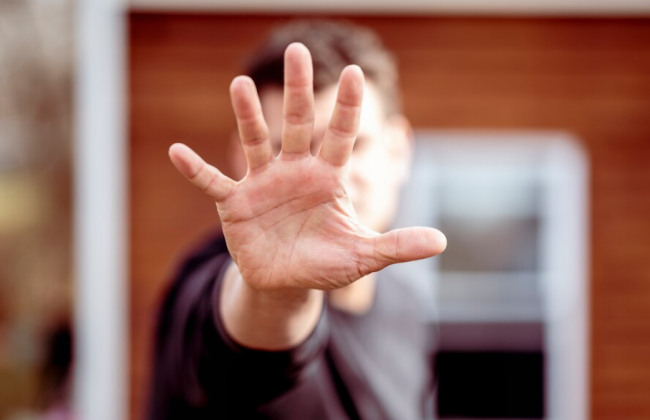 Ограничение свободы и арест: в Черновцах суд назначил наказание двум сыновьям за систематические угрозы и запугивание родителей