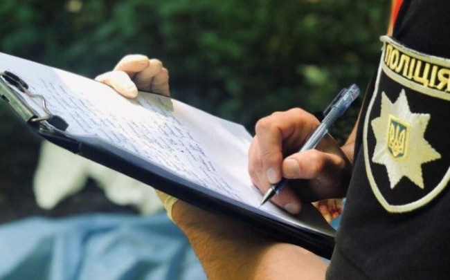 Розірвав протокол про адмінправопорушення за куріння на зупинці: суд покарав чоловіка