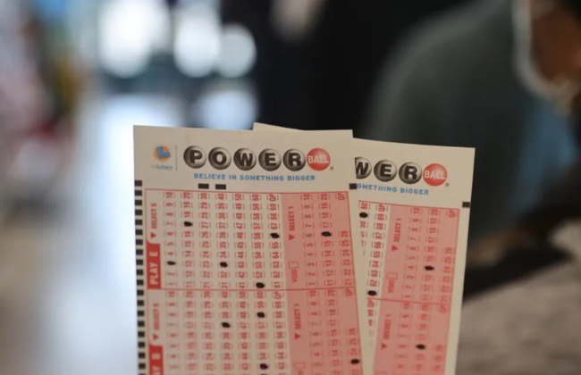 В Калифорнии мужчина подал в суд после того, как лотерея назвала победителя джекпота Powerball в размере  $2,04 миллиарда