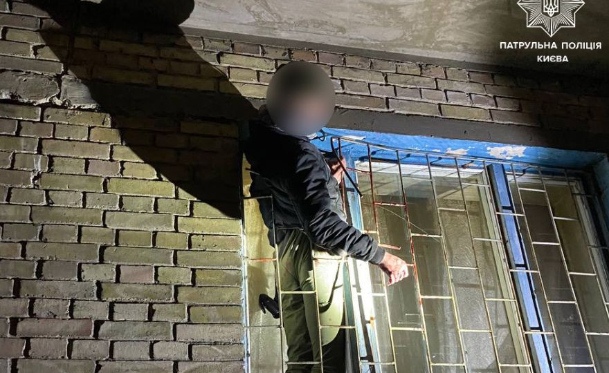 У Києві чоловік намагався потрапити у квартиру через вікно та застряг в решітці, фото