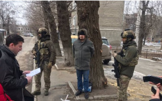 Вимагав понад 1,2 млн грн хабара за переведення 14 воїнів з фронту до тилу: тероборонівцю повідомили про підозру