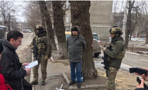 Требовал более 1,2 млн грн взятки за перевод 14 воинов с фронта в тыл: терробороновцу сообщили о подозрении