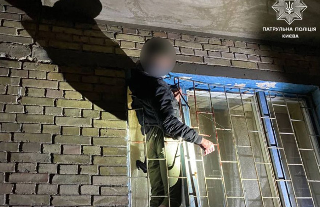 В Киеве мужчина пытался попасть в квартиру через окно и застрял в решетке, фото