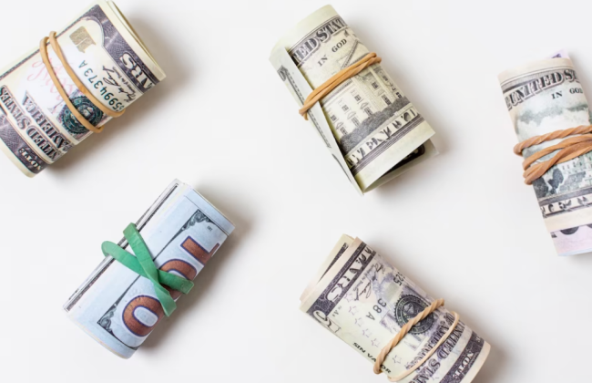 Кабмін пропонує на час війни заборонити арештовувати кошти боржника – ВПО, які особа отримала від благодійних організацій