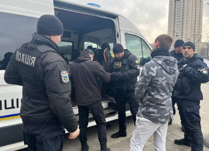 У Києві знову зібрались учасники «ПВК Редан»: поліція забрала у відділення близько 20 осіб