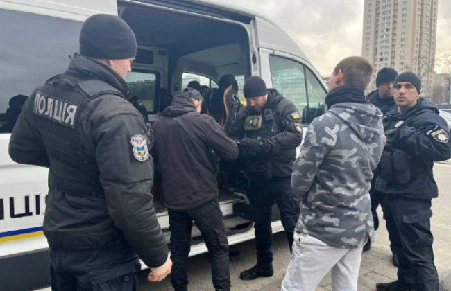У Києві знову зібрались учасники «ПВК Редан»: поліція забрала у відділення близько 20 осіб