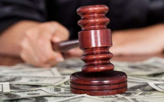 Екссуддю з Дніпра засудили до 10 років позбавлення волі за хабар у 30 тисяч доларів