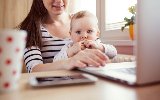 Працівниця у відпустці по догляду за дитиною до 3 років: чи можна працювати за сумісництвом