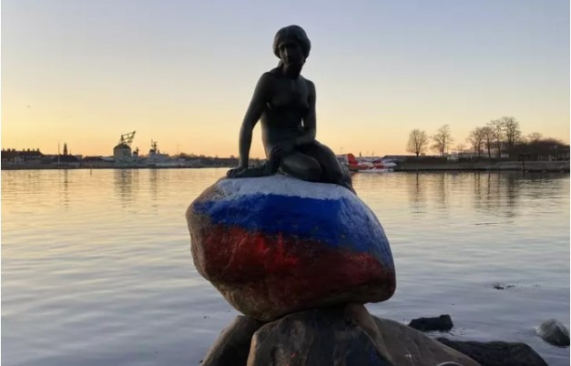 «Русалоньку» у Копенгагені вандали розфарбували у російський триколор