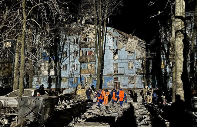 Війська рф обстріляли Запоріжжя: зруйновано 5-поверховий будинок, фото і відео