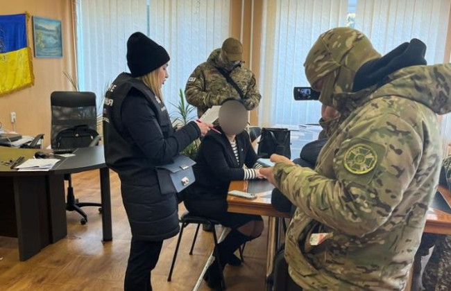 78 000 гривен за решение земельного вопроса: в Киевской области задержали взяточницу