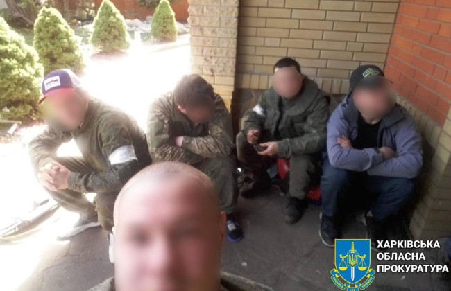 Залишили «селфі на згадку»: дев‘яти російським військовим-мародерам повідомлено про підозру