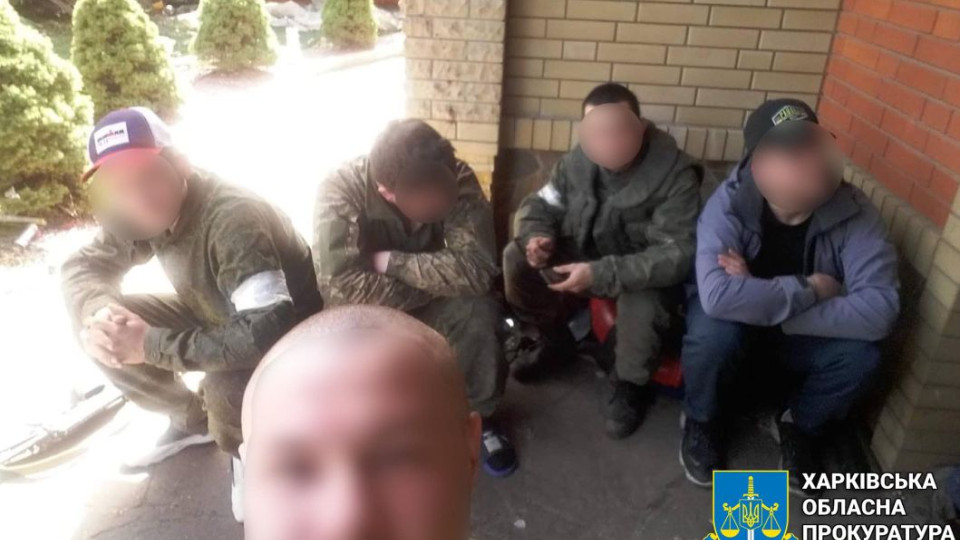 Залишили «селфі на згадку»: дев‘яти російським військовим-мародерам повідомлено про підозру
