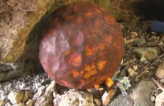 Друга знахідка за 10 днів: біля берегів Японії виявили металеву кулю діаметром 1,5 метра, фото