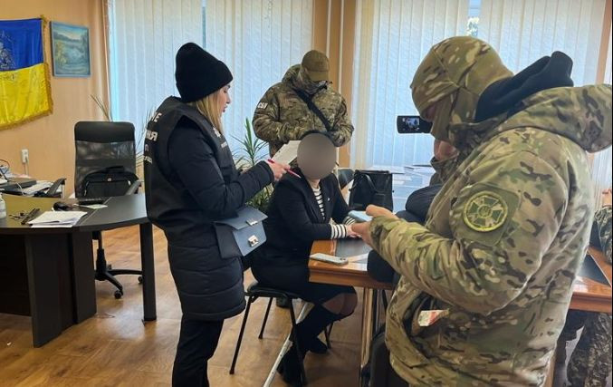 78 000 гривен за решение земельного вопроса: в Киевской области задержали взяточницу