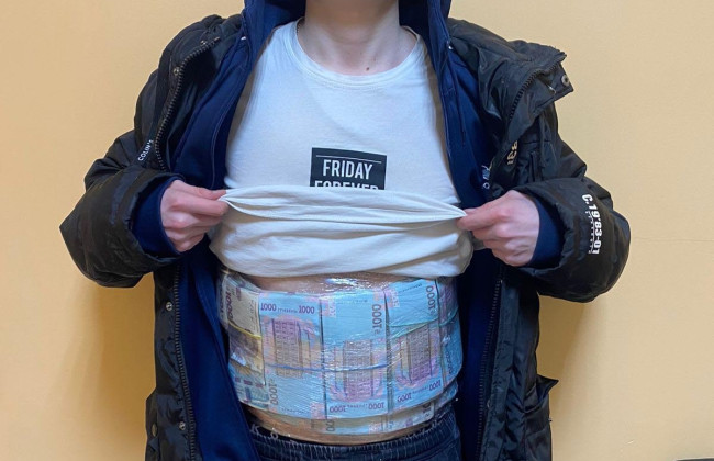 Пограничники Измаильского отряда в пункте пропуска обнаружили пассажира, который «утеплился» 2,2 млн гривен, фото