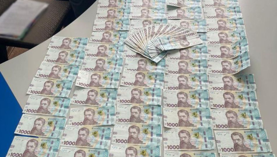 Махінації з держмайном: заступник директора державного підприємства погорів на хабарі у 90 000 грн