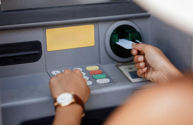 В Хмельницком судили женщину, которая нашла у мусорника банковскую карточку и рассчитывалась ею два дня