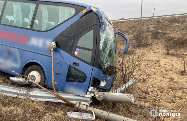 На Уманщині автобус з пасажирами вилетів у кювет, фото