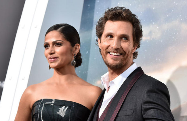 В самолет актера Мэттью Макконахи попала молния: жена звезды показала, что происходило на борту судна