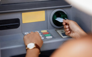 В Хмельницком судили женщину, которая нашла у мусорника банковскую карточку и рассчитывалась ею два дня