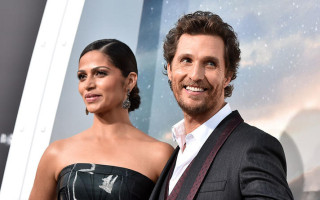 В самолет актера Мэттью Макконахи попала молния: жена звезды показала, что происходило на борту судна