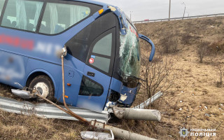 На Уманщині автобус з пасажирами вилетів у кювет, фото